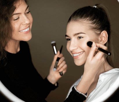 Reflection In The Mirror Of Makeup Artist The Char 2024 09 18 17 29 20 Utc